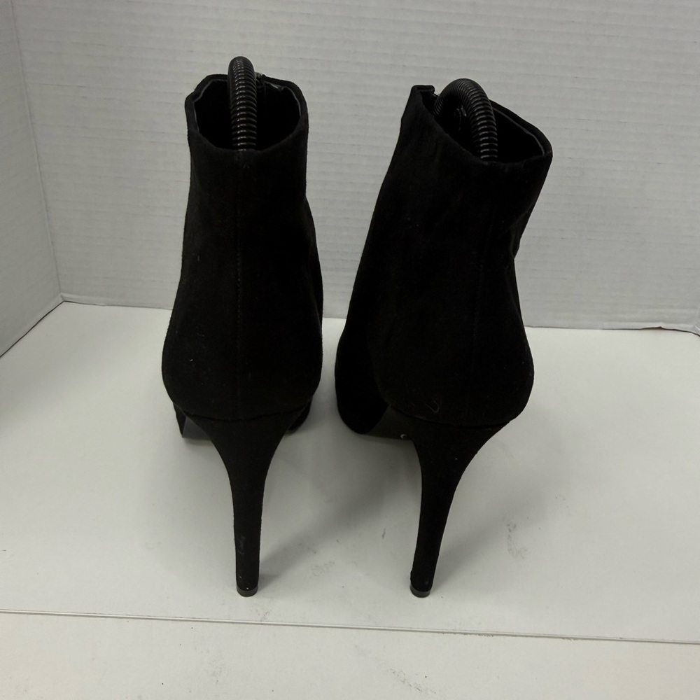 Nine West Women's Black
Suede Ankle Boots with Pearl
Zipper Pull size 8 - Picture 8 of 9